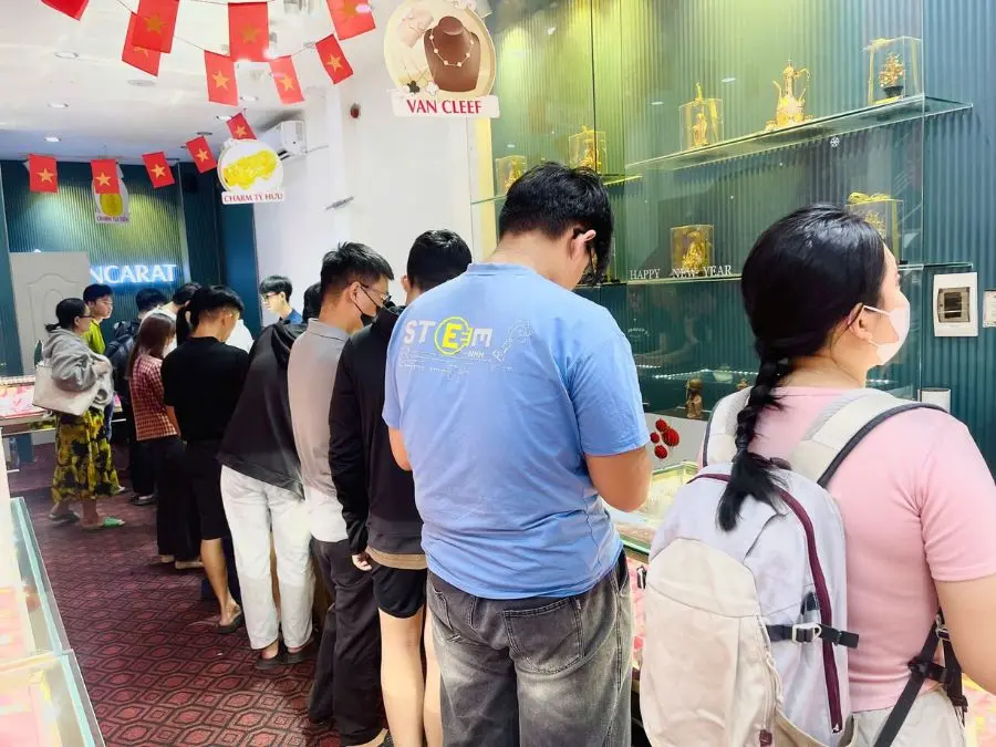 Khách hàng Người dân xếp hàng mua bạc Khách hàng Người dân xếp hàng mua bạc
