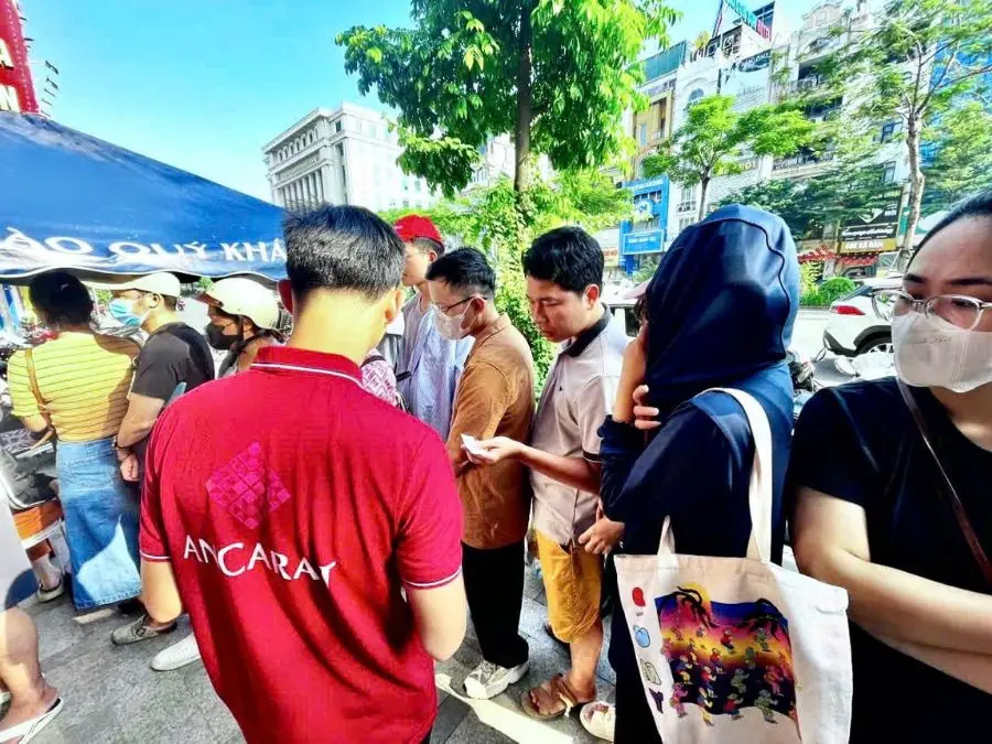 xếp hàng mua bạc xếp hàng mua bạc