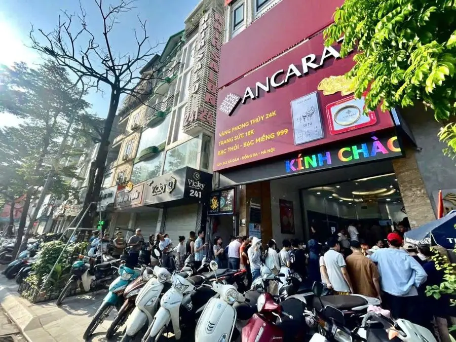 Người dân xếp hàng mua bạc Người dân xếp hàng mua bạc
