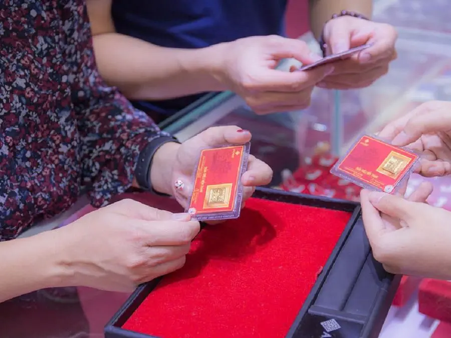 Đầu tư vàng hay gửi tiết kiệm