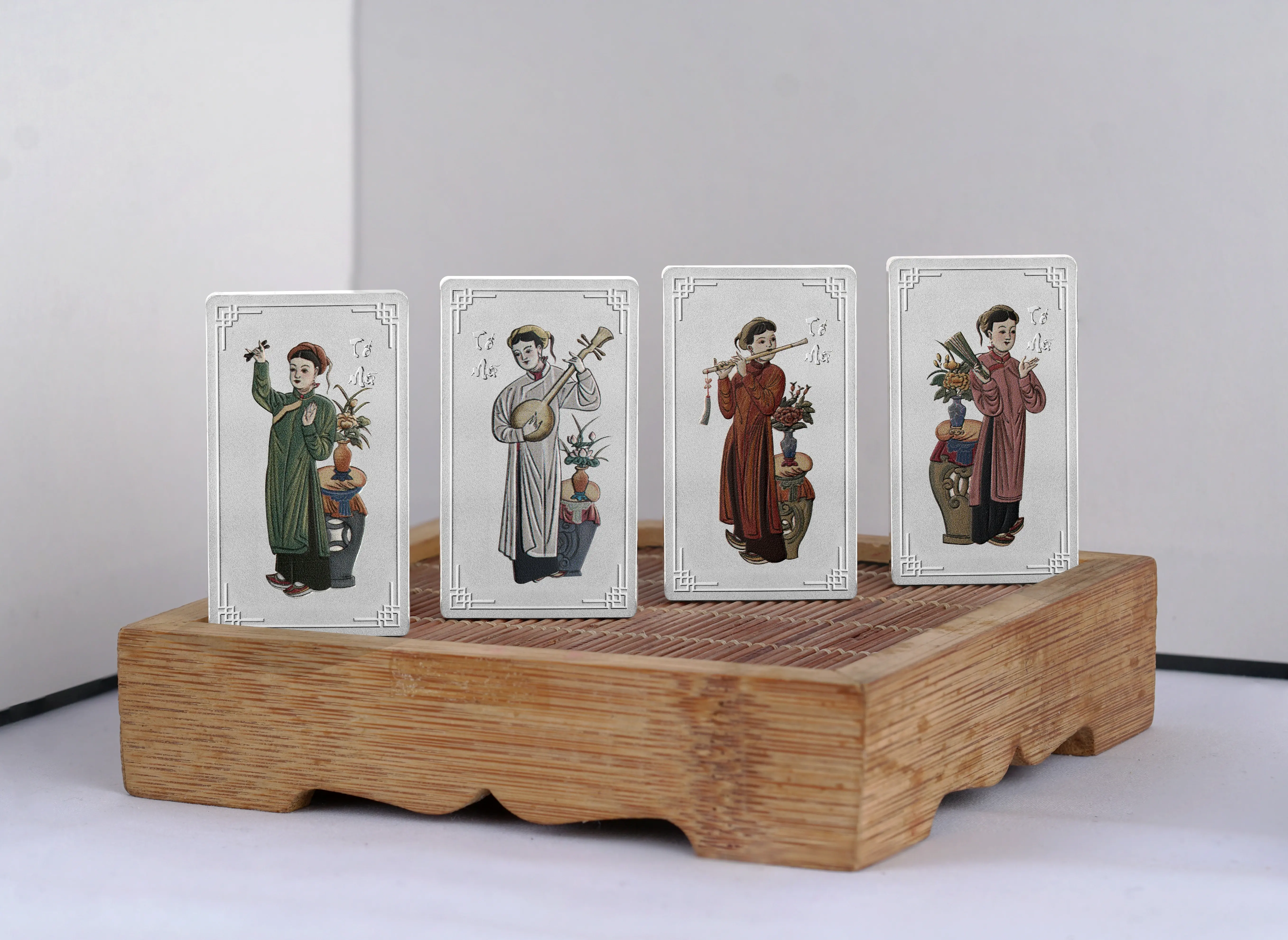 Cận cảnh 4 thỏi bạc miếng Ancarat trong Set Tố Nữ tái hiện tranh Hàng Trống.