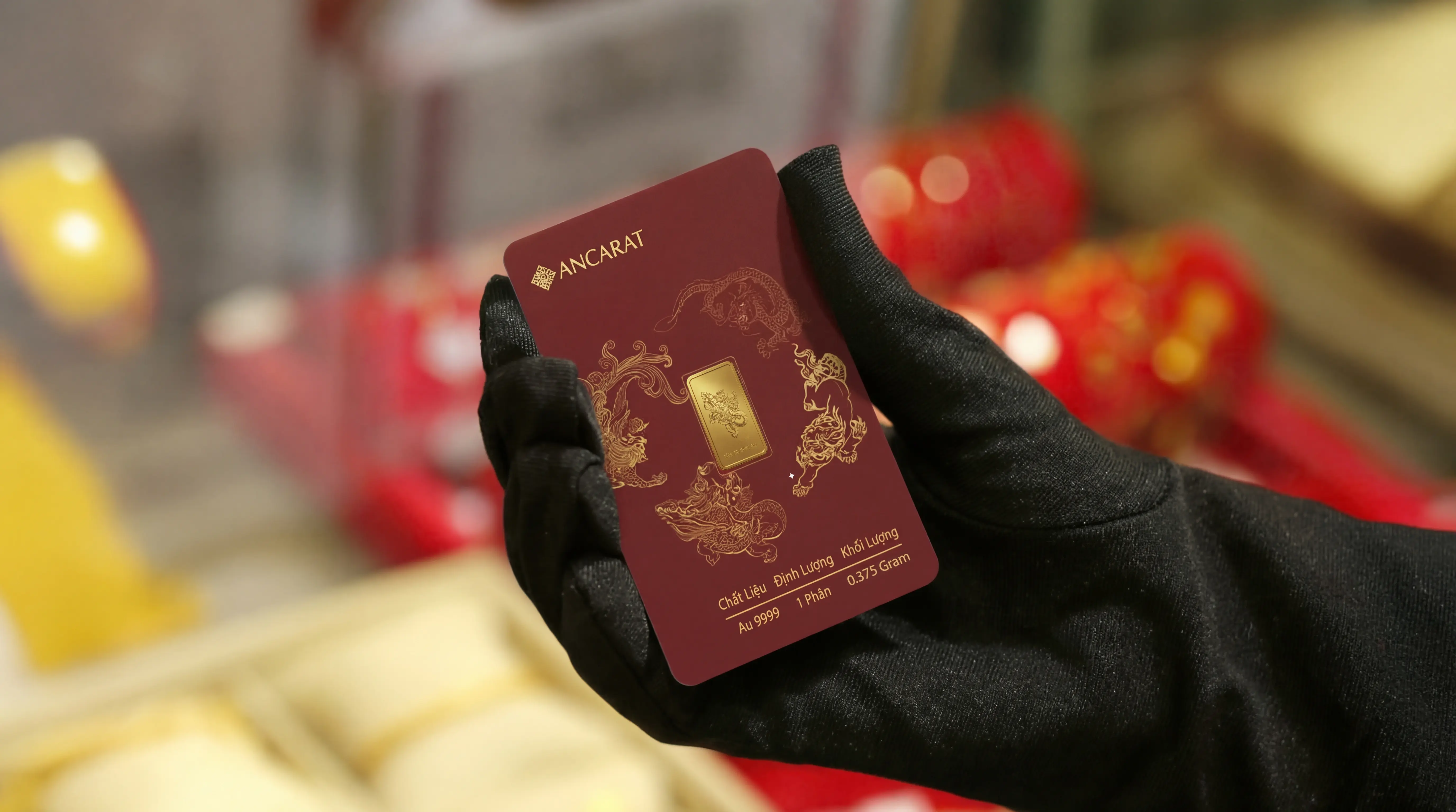 Thiết kế dạng thẻ ATM nhỏ gọn giúp bạn dễ dàng mang theo vàng Long Lân Quy Phụng bên mình để thu hút tài lộc quanh năm.