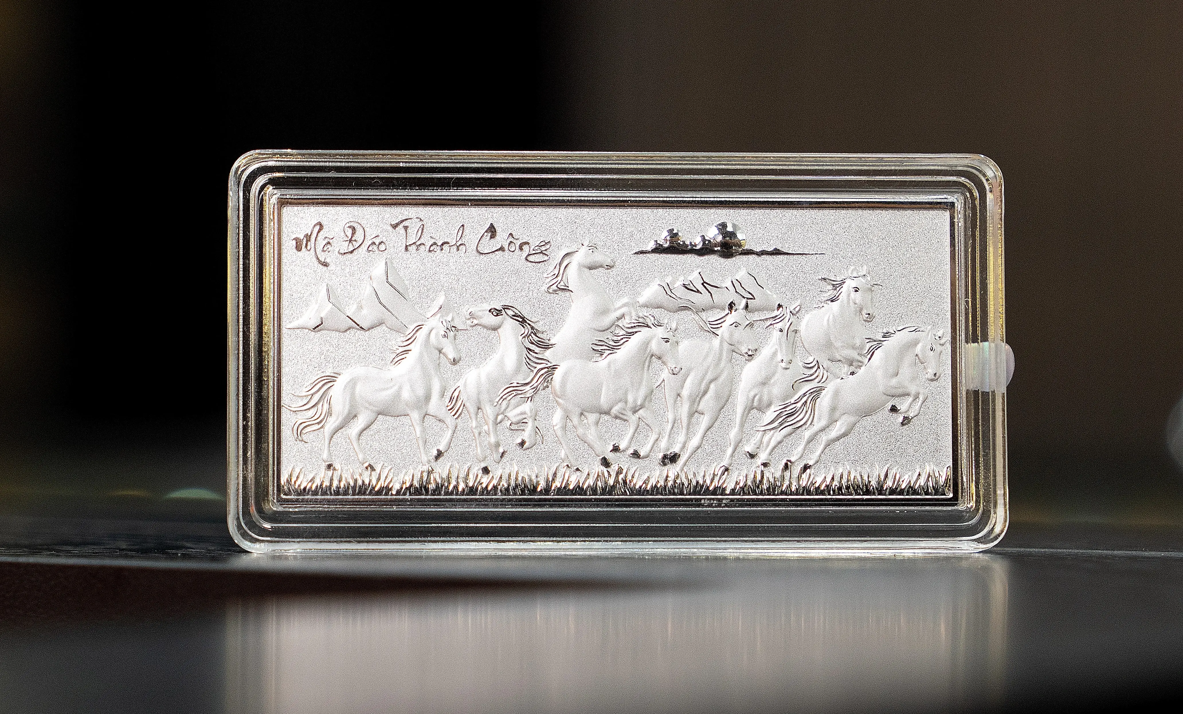 Bạc Song Mã Ancarat mang ý nghĩa "Mã Đáo Thành Công", là bảo vật trợ lực giúp các tuổi Thìn, Dậu, Tý bứt phá mạnh mẽ trên con đường sự nghiệp và tài chính năm Bính Ngọ. Bạc Song Mã Ancarat mang ý nghĩa "Mã Đáo Thành Công", là bảo vật trợ lực giúp các tuổi Thìn, Dậu, Tý bứt phá mạnh mẽ trên con đường sự nghiệp và tài chính năm Bính Ngọ.