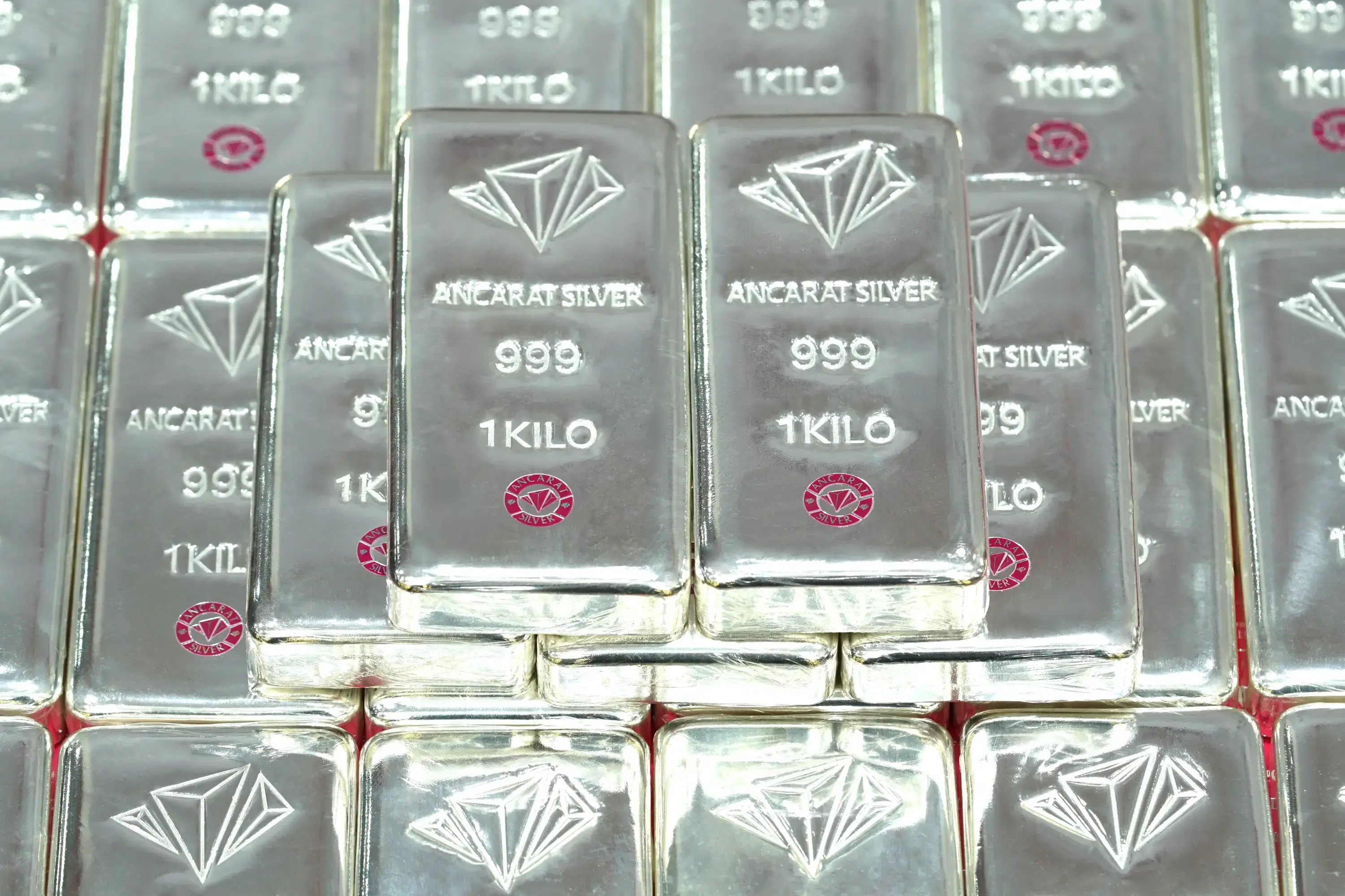 Sự bùng nổ của công nghệ Trí tuệ nhân tạo (AI) và năng lượng tái tạo đang khiến nguồn cung vật chất trên thị trường bạc thâm hụt nghiêm trọng, đẩy giá bạc thế giới lên tầm cao mới. Sự bùng nổ của công nghệ Trí tuệ nhân tạo (AI) và năng lượng tái tạo đang khiến nguồn cung vật chất trên thị trường bạc thâm hụt nghiêm trọng, đẩy giá bạc thế giới lên tầm cao mới.