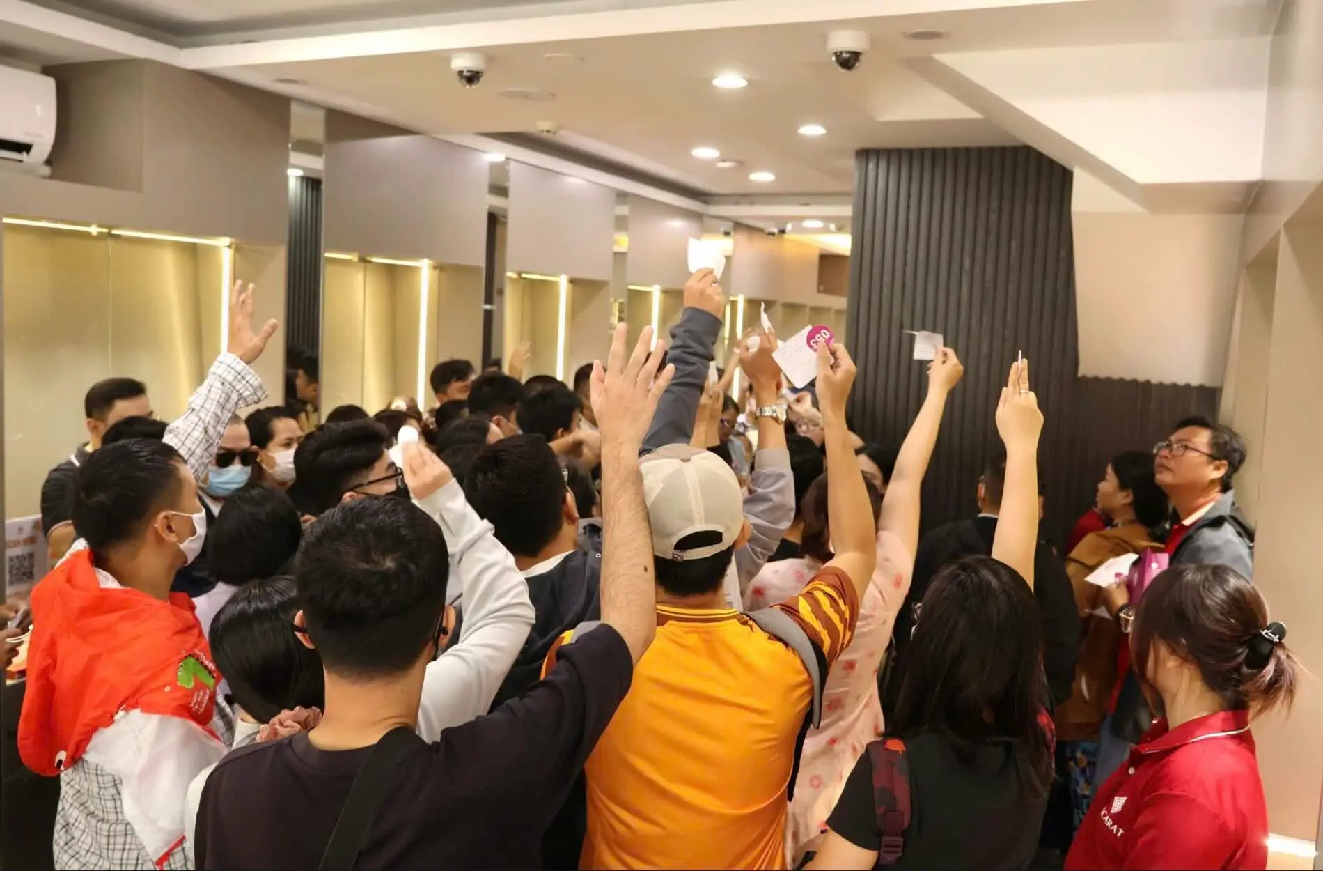 Không khí giao dịch sôi động sáng 23/1. Tranh thủ giá bạc hôm nay bật tăng dựng đứng, nhiều nhà đầu tư đổ xô đi chốt lời khoản lãi hàng triệu đồng. Không khí giao dịch sôi động sáng 23/1. Tranh thủ giá bạc hôm nay bật tăng dựng đứng, nhiều nhà đầu tư đổ xô đi chốt lời khoản lãi hàng triệu đồng.