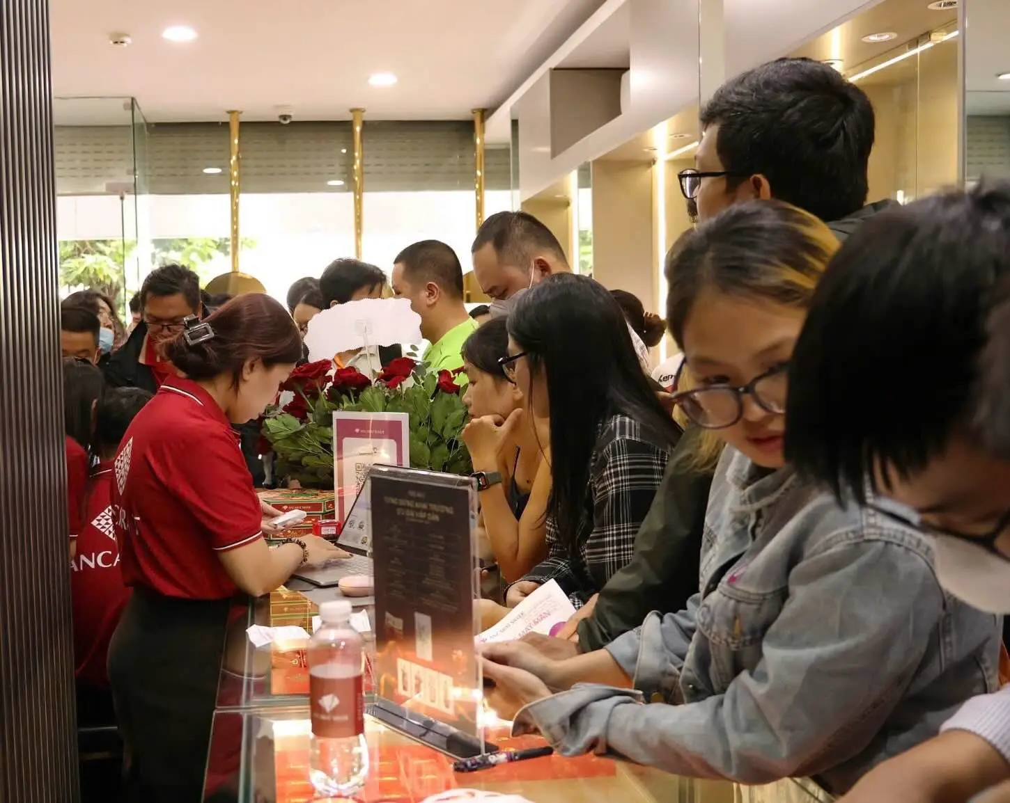 Cảnh chen chúc xếp hàng mua vàng bạc ngày Vía Thần Tài hoặc ngày thị trường biến động mạnh dần được thay thế bởi xu hướng mua sắm online. Cảnh chen chúc xếp hàng mua vàng bạc ngày Vía Thần Tài hoặc ngày thị trường biến động mạnh dần được thay thế bởi xu hướng mua sắm online.