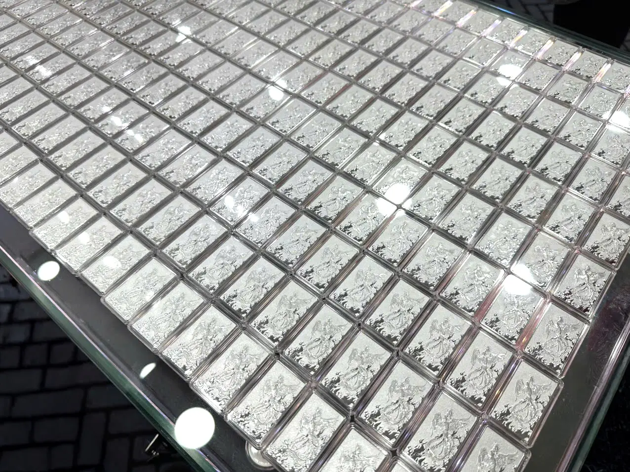 Bảng giá bạc Ancarat sáng nay "bốc hơi" hơn 300.000đ/lượng (giảm ~6.58%), tạo cơ hội tích lũy cho nhà đầu tư dài hạn. Bảng giá bạc Ancarat sáng nay "bốc hơi" hơn 300.000đ/lượng (giảm ~6.58%), tạo cơ hội tích lũy cho nhà đầu tư dài hạn.