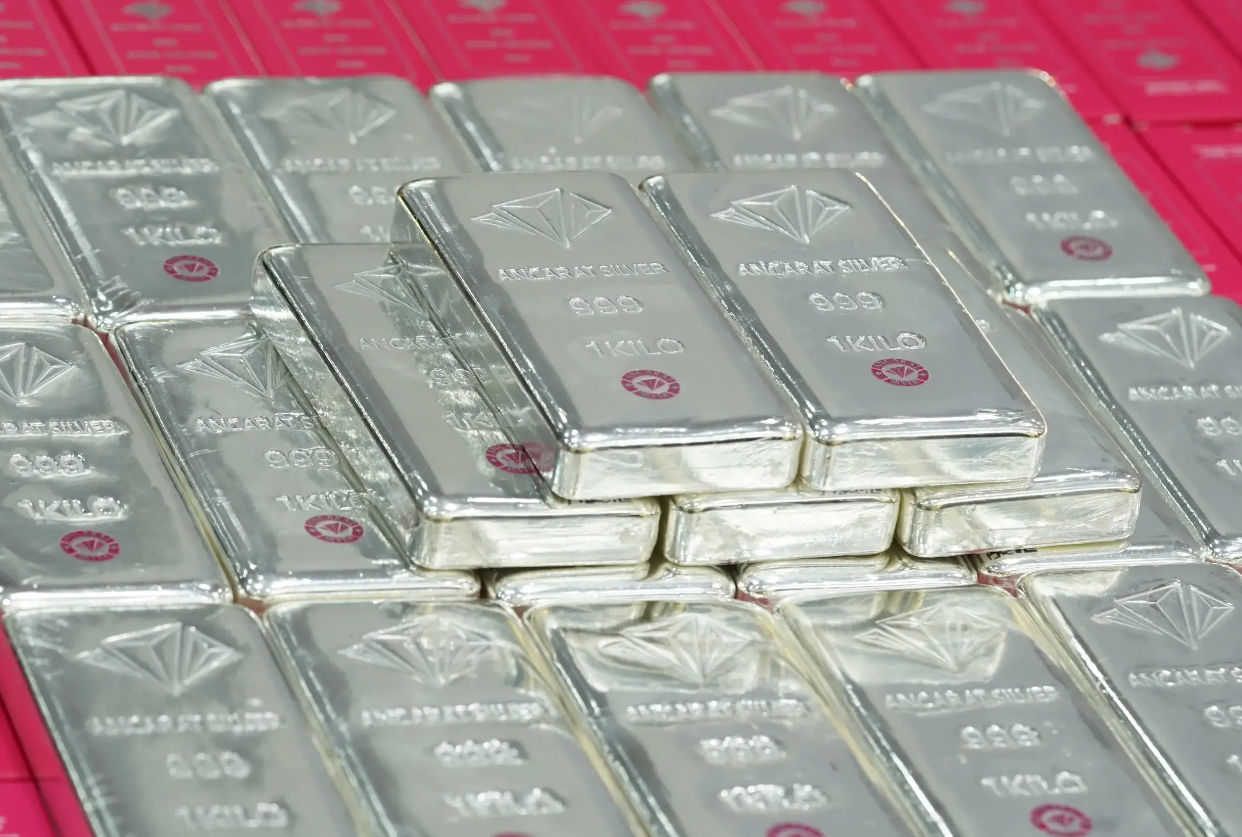 Dù kinh tế Mỹ tạo thêm 130.000 việc làm, nhưng bất ổn chính trị tại Washington đã trở thành "lá chắn" giúp giá bạc hôm nay trụ vững. Dù kinh tế Mỹ tạo thêm 130.000 việc làm, nhưng bất ổn chính trị tại Washington đã trở thành "lá chắn" giúp giá bạc hôm nay trụ vững.