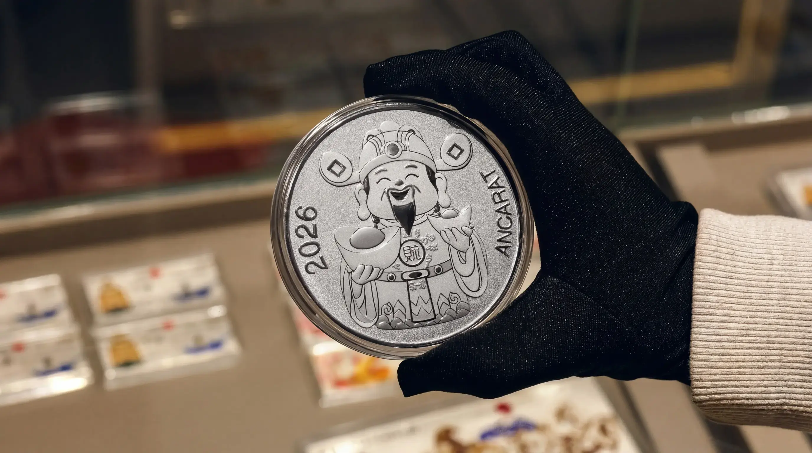 Kỹ thuật dập nổi thủy lực trên khối bạc Ancarat Thần Tài Vạn Phúc dày 187.5g tạo nên chiều sâu sống động và độ bền vĩnh cửu cho tác phẩm.