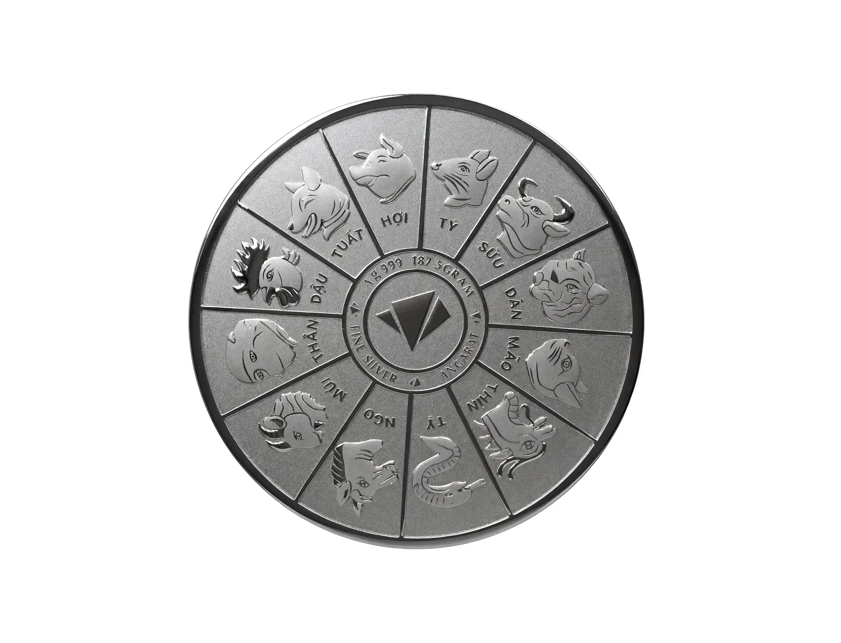 Hình ảnh 12 con giáp được chạm khắc tinh xảo trên mặt sau đồng Thần Tài Vạn Phúc, tạo thế "Tam Hợp - Lục Hợp" mang lại sự hòa hợp và bảo vệ vạn năng cho gia chủ ở mọi độ tuổi. Hình ảnh 12 con giáp được chạm khắc tinh xảo trên mặt sau đồng Thần Tài Vạn Phúc, tạo thế "Tam Hợp - Lục Hợp" mang lại sự hòa hợp và bảo vệ vạn năng cho gia chủ ở mọi độ tuổi.