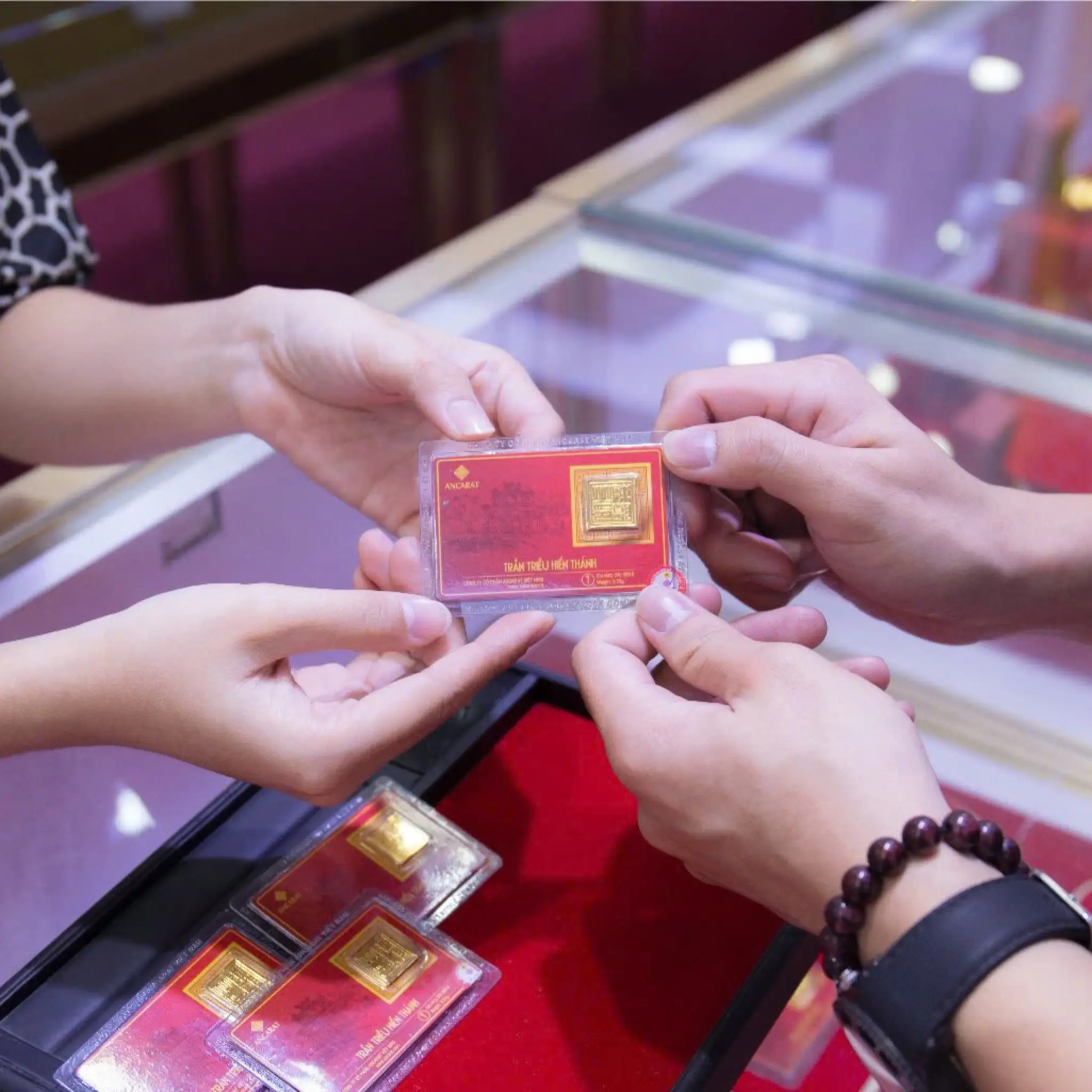 Khách hàng xem vàng 9999 1 chỉ Kim Ấn Trần Triều tại showroom Ancarat với thiết kế ép vỉ sang trọng và chuẩn vàng tinh khiết 24K. Khách hàng xem vàng 9999 1 chỉ Kim Ấn Trần Triều tại showroom Ancarat với thiết kế ép vỉ sang trọng và chuẩn vàng tinh khiết 24K.