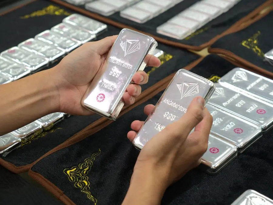 Tại sao giá bạc tăng cao